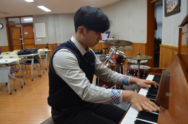 정준희 김해분성고 1학년 학생이 피아노 연주 연습을 하고 있다. /이동욱 기자