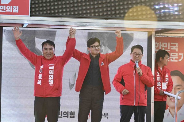 한동훈(가운데) 국민의힘 비상대책위원장과 이달곤(오른쪽) 국회의원이 지난 1일 창원시 진해구 중원로터리에서 이종욱 국민의힘 창원 진해 후보 지원 유세를 하고 있다. /김구연 기자 sajin@idomin.com