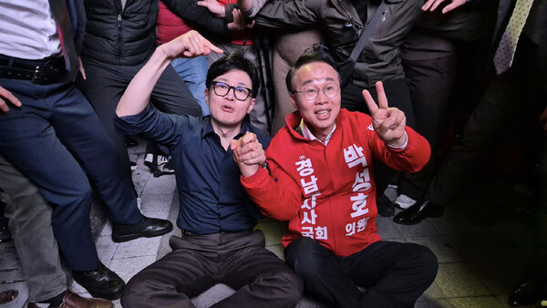 한동훈 국민의힘 비대위원장이 지난 1일 김해 갑 지역인 삼계수리공원을 찾아 박성호 후보와 함께 기념촬영을 하고 있다. /박성호후보캠프