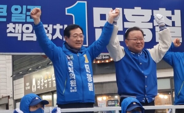 김부겸 상임 공동선거대책위원장은 지난 3월 24일과 4월 3일 두 차례 김해 갑 지역을 방문해 민홍철 후보 지지 유세를 펼쳤다. /이수경 기자