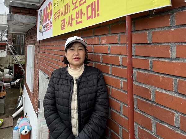 3일 오전 9시께 창원시 성산구 용호동 한 주택가에서 이향숙 씨가 사진 촬영을 하고 있다. /정종엽 기자