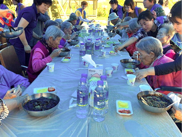 정당은 지난 총선 때보다 200만 여명 늘어난 60대 이상 실버 표심을 공략하고자 간병비 급여화 등 공약을 내걸고 있다.  자료 사진. /경남도민일보DB