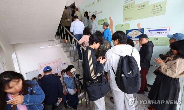 제22대 국회의원선거 사전투표 둘째 날인 6일 오후 인천 연수구 송도1동행정복지센터에 마련된 사전투표소에 유권자들이 줄을 서 있다.  /연합뉴스