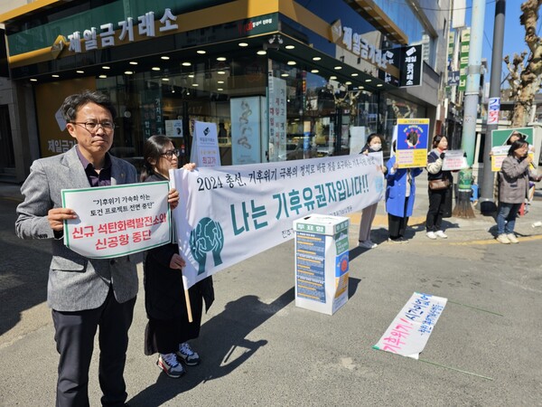 경남기후위기비상행동과 진주기후위기비상행동 회원들이 지난달 진주 중앙시장에서 '나는 기후유권자입니다' 시민 캠페인을 진행하고 있다. /경남도민일보DB