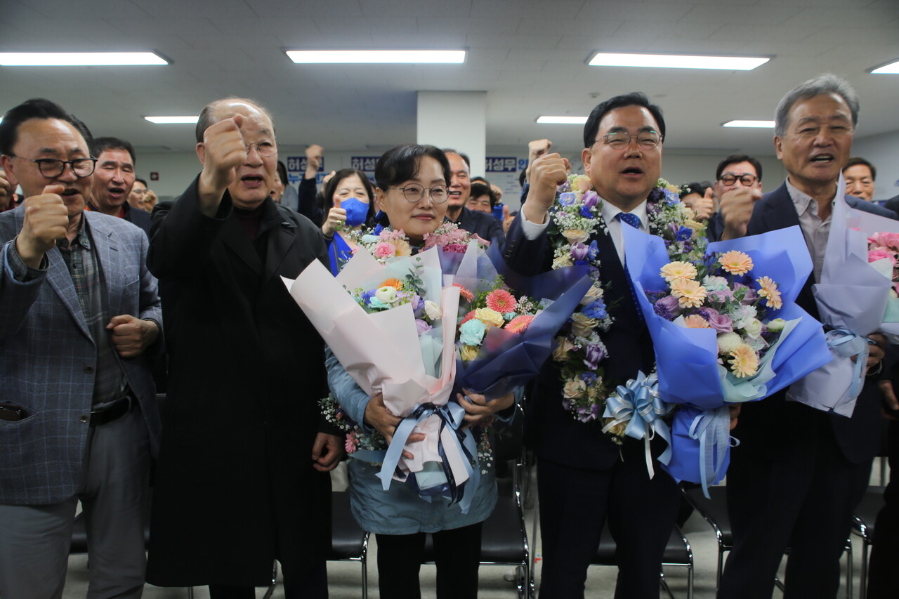 22대 국회의원 선거 창원 성산구에 출마한 허성무 더불어민주당 후보가 11일 창원시 선거사무소에서 당선이 확실시 되자 환호하고 있다. /허성무 캠프