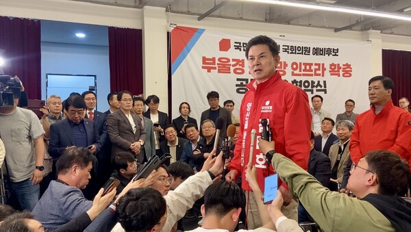 김태호 국민의힘 양산 을 후보가 당선을 확정하고 소감을 발표하고 있다. /이현희 기자