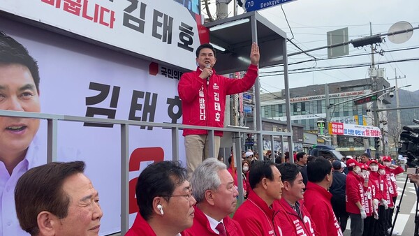 '선거의 달인'이라 불리는 김태호 국민의힘 양산 을 후보가 정권심판론에 맞서 양산발전론을 주장하며 지지를 호소하고 있다. /이현희 기자