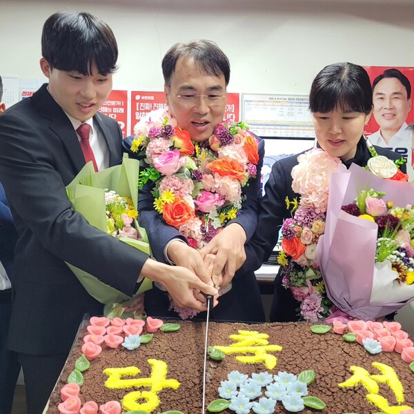 이종욱 창원 진해구 당선자가 부인, 큰 아들과 함께 총선 승리 축하떡을 자르고 있다. /이종욱 페이스북