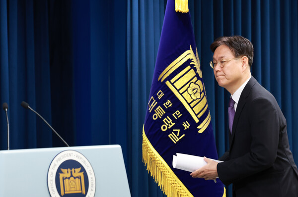 이관섭 대통령 비서실장이 11일 오전 서울 용산 대통령실 청사에서 22대 총선 관련 브리핑을 하기 위해 마이크 앞으로 향하고 있다. /연합뉴스