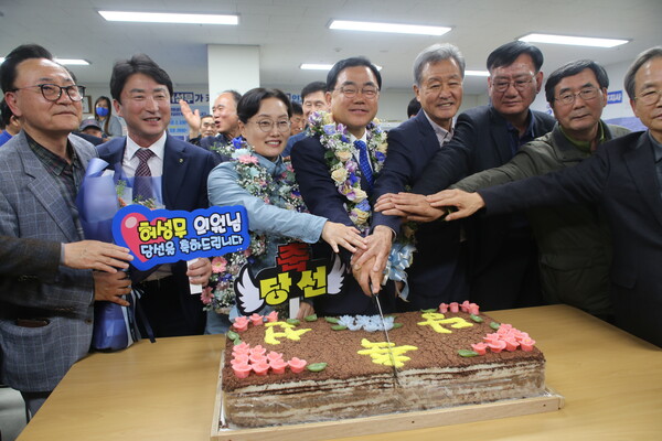 11일 허성무(가운뎨) 더불어민주당 창원 성산구 22대 국회의원 선거 후보가 당선이 확정되고서 축하 떡을 자르고 있다. /허성무 선거사무소