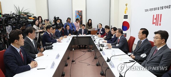 국민의힘 윤재옥 원내대표 겸 당대표 권한대행이 15일 국회에서 4선 이상 중진 당선인들과 간담회를 하고 있다. /연합뉴스