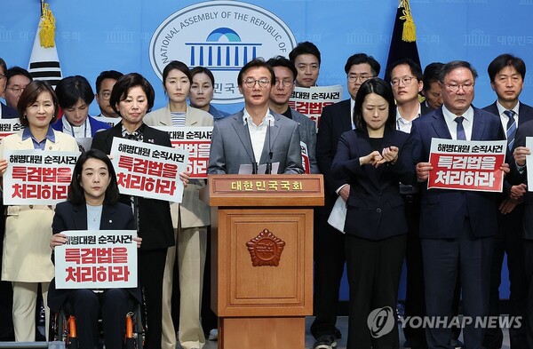 더불어민주당 의원들이 15일 국회 소통관에서 채 상병 순직사건 및 외압사건에 대한 특검법 처리를 촉구하는 기자회견을 하고 있다. /연합뉴스