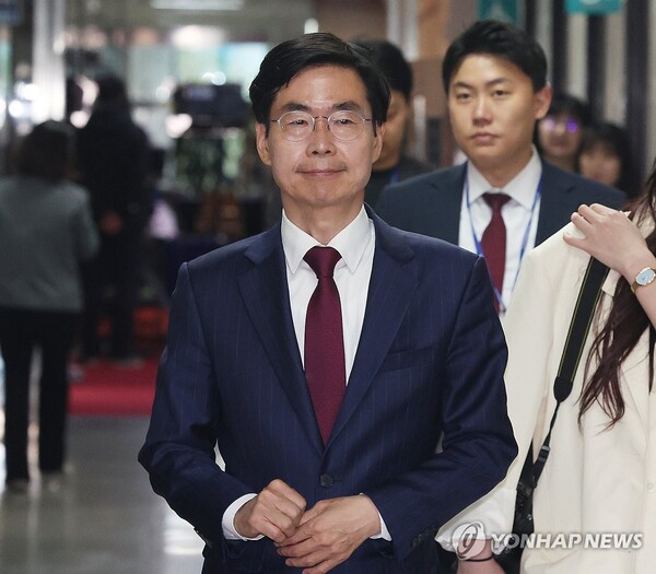 국민의힘 조경태 의원이 15일 국회 원내대표실에서 열린 4선 이상 중진 당선인 간담회에 참석하고 있다. /연합뉴스