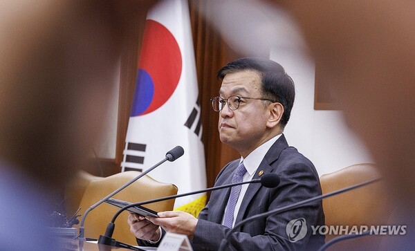 최상목 부총리 겸 기획재정부 장관이 15일 오전 서울 종로구 정부서울청사에서 열린 비상 경제장관회의에서 중동지역 긴장 고조에 따른 대응 방향에 관해 설명하고 있다. /연합뉴스