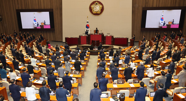 국회 본회의장에서 정기국회 개회식이 열리고  있다. 국회의원 대부분 50세 이상 남성이다. /연합뉴스
