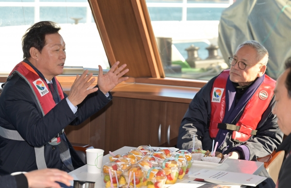 박완수(왼쪽) 경남도지사는 유인촌 문체부장관에게 남해안 섬을 설명하고 있다. 지난해 12월 모습. /경남도