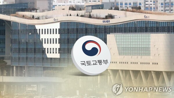 국토교통부 세종시 청사 전경과 로고 그래픽. /연합뉴스