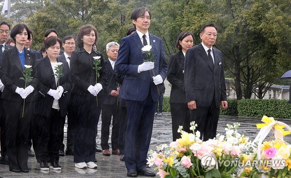 조국혁신당 조국 대표가 지난 15일 오후 비가 내리는 가운데 비례대표 당선인들과 함께 경남 김해시 진영읍 본산리 봉하마을 고(故) 노무현 전 대통령 묘역을 참배하고 있다. /연합뉴스