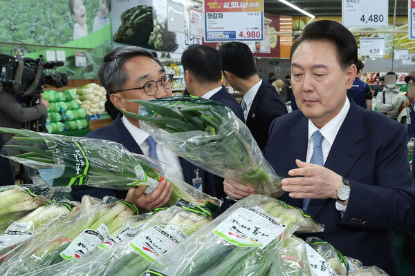 지난달 18일 서울 서초구 농협 하나로마트 양재점을 방문한 윤석열 대통령이 875원짜리 대파 한 단을 들고 있다. /연합뉴스