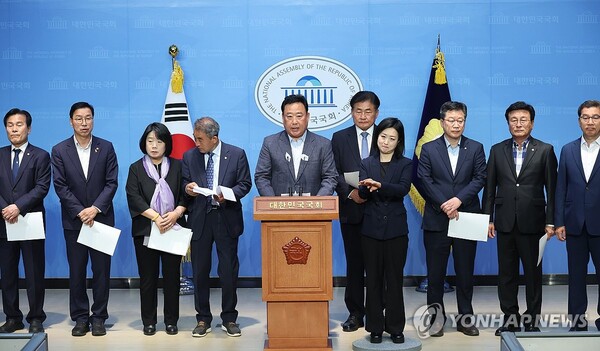 더불어민주당 농해수위 간사인 어기구 의원 등 야권 의원들이 18일 국회에서 농업민생 4법 본회의 부의 요구의 건 의결 관련 기자회견을 하고 있다. /연합뉴스