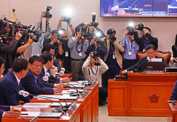 18일 서울 국회에서 열린 농림축산식품해양수산위원회 전체회의에서 소병훈 위원장이 '양곡관리법 개정안'과 '농산물 가격 안정법 개정안'을 국회 본회의에 직회부하는 안 등을 야당 단독으로 가결하고 있다. /연합뉴스