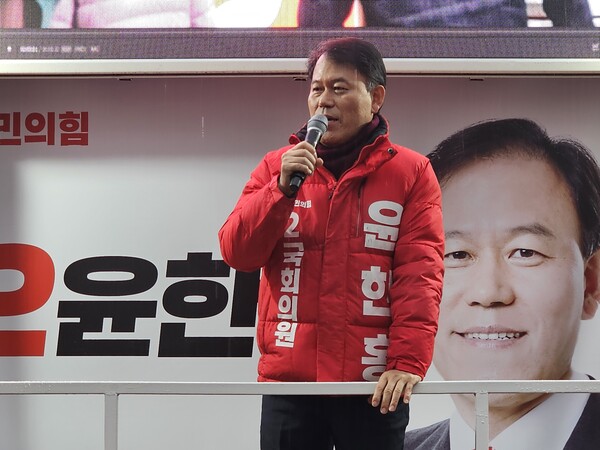 윤한홍 후보가 지난달 28일 오전 창원시 마산회원구 석전동 마산역삼거리에서 열린 출정식에서 발언하고 있다. /최석환 기자