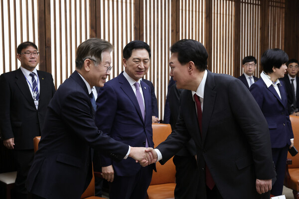 지난해 10월 31닐 2024년도 예산안 및 기금운용계획안 대통령 시정연설을 위해 국회를 찾은 윤석열 대통령이 국회 의장실에서 열린 국회 의장단, 여야대표, 5부 요인과의 사전 환담에서 더불어민주당 이재명 대표와 인사하고 있다. /대통령실