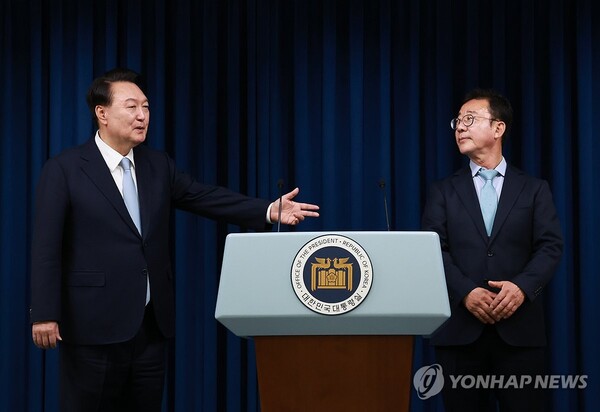 윤석열 대통령이 22일 서울 용산 대통령실 청사에서 홍철호 신임 대통령실 정무수석을 직접 소개하고 있다. /연합뉴스