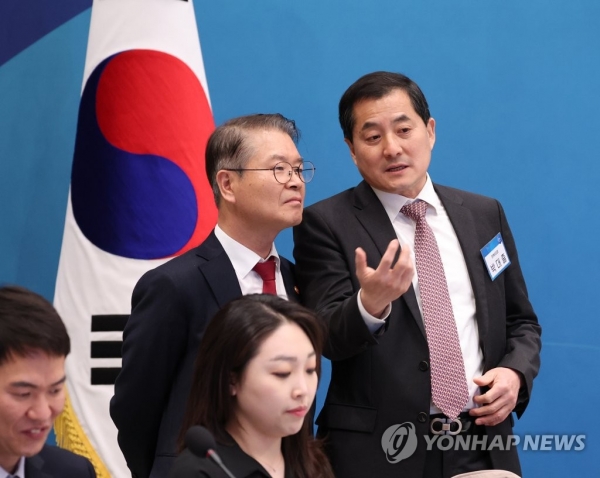 윤석열 대통령이 당정 정책 소통강화를 강조한 가운데 국민의힘 박대출(오른쪽) 의원과 이정식 고용노동부 장관이 지난해 청와대 영빈관에서 열린 제1차 저출산고령사회위원회 회의에서 대화하고 있다. /연합뉴스