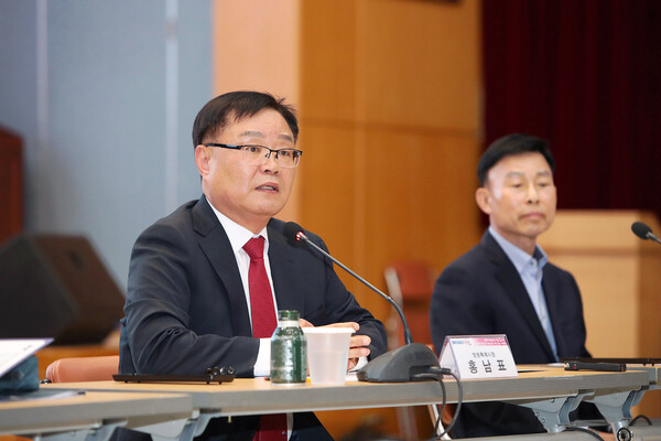 홍남표 창원시장이 23일 시청 시민홀에서 창원국가산단 설립 50돌을 맞아 비전 선포 기자회견을 열고 4대 미래 전략을 발표하고 있다. /창원시