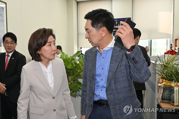 민의힘 나경원 당선인과 김기현 의원이 23일 국회에서 열린 4선 이상 중진 간담회를 마치고 나오고 있다. /연합뉴스