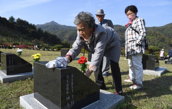 거창사건 추모식에 참석한 유족들이 희생자 묘비를 닦고 있다. /거창군