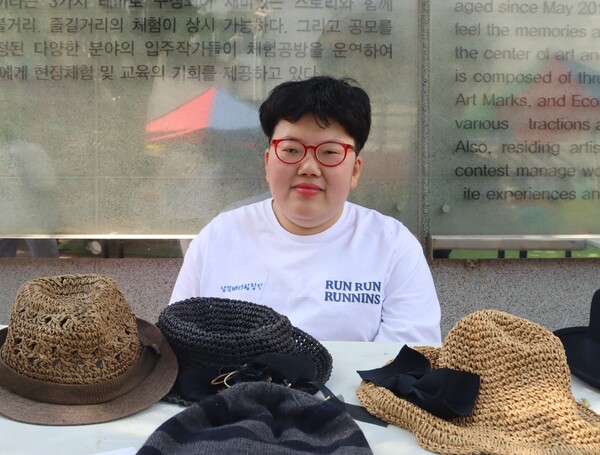 모자를 팔고 있는 이정림(34) 남쪽바다합창단원./백솔빈 기자