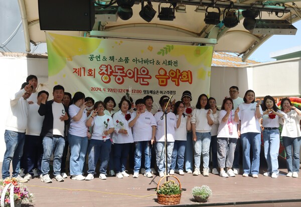 즉흥적으로 함께 노래한 후, 기념 사진을 찍고 있는 남쪽바다합창단과 종다리들의 동요 부르기 동아리./백솔빈 기자