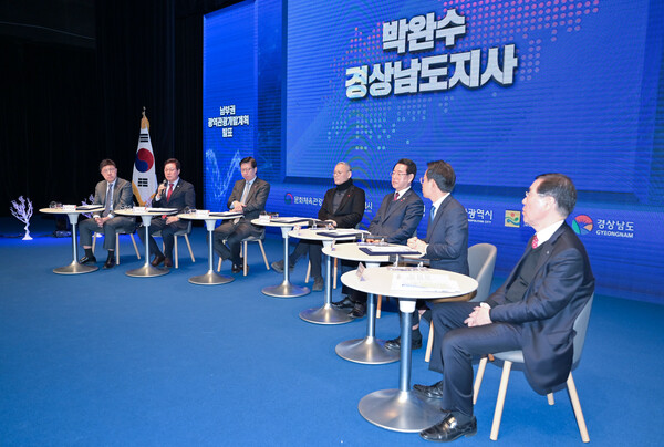 경남·전남도·부산·울산·광주시 등 5개 광역시·도가 지난해 12월 통영에서 문화체육관광부와 '남부권 광역관광개발 업무협약'을 하고 국책사업을 함께 추진하기로 했다. /경남도