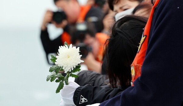 세월호 참사 10주기인 지난 16일 오전 전남 진도군 동거차도 인근 세월호 참사 해역에서 열린 선상 추모식에서 한 유가족이 헌화 전 오열하고 있다. /연합뉴스