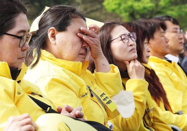 지난 16일 오후 경기도 안산시 화랑유원지에서 열린 '세월호 참사 10주기 기억식'에서 유가족이 눈물을 닦고 있다. /연합뉴스
