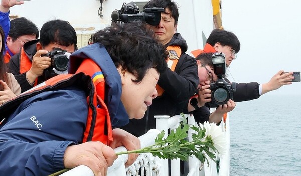 세월호 참사 10주기인 지난 16일 오전 전남 진도군 동거차도 인근 세월호 참사 해역에서 열린 선상추모식에서 한 유가족이 헌화 전 오열하고 있다. /연합뉴스