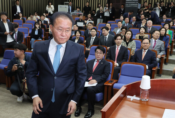 국민의힘 윤재옥 원내대표 겸 당 대표 권한대행이 29일 국회에서 열린 제22대 국회의원 당선자 총회에서 발언을 위해 단상으로 향하고 있다. /연합뉴스