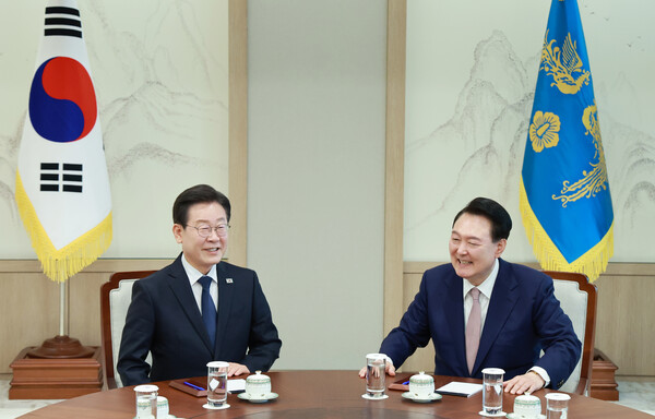 윤석열 대통령과 더불어민주당 이재명 대표가 29일 서울 용산 대통령실 집무실에서 영수회담을 하고 있다. /연합뉴스