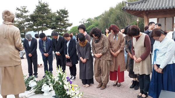 하동 박경리문학관에서 박경리 선생 서거 14주기 추모 문화제가 진행되고 있다./박경리문학관