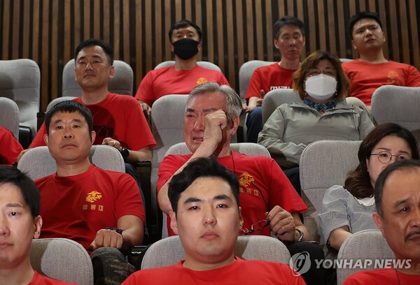 2일 국회에서 열린 본회의에서 '해병대 채상병 사망사건 수사외압 의혹 특별검사법'이 통과되자 방청석에 있던 해병대 예비역 연대 회원들이 눈물을 흘리고 있다. /연합뉴스