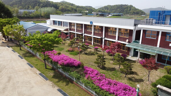 전국 최초로 '생태교육 중심 대안교육 특성화 중학교' 설립이 추진되는 창녕군 성산면 성산중학교 전경. /성산중학교