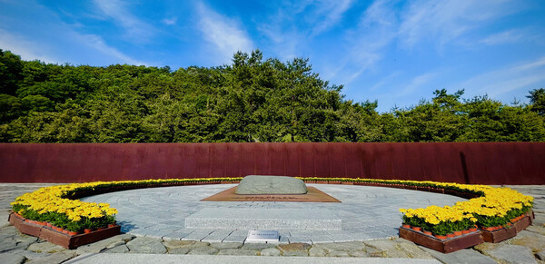 고 노무현 전 대통령 묘역. 바닥에 '민주주의의 최후의 보루는 깨어 있는 시민의 조직된 힘' 글귀가 써있다. /노무현재단