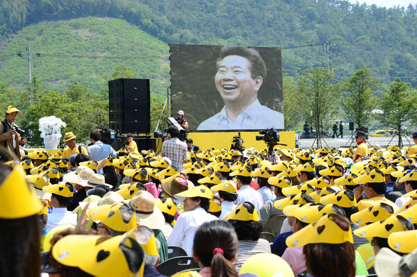 2015년 5월 23일 노무현 전 대통령 3주기 추도식이 열린 김해시 진영읍 봉하마을에 참석한 시민. /경남도민일보DB