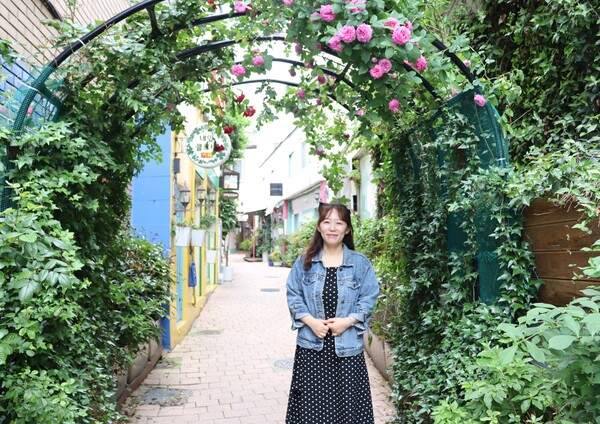 DJ 조복현이 공개 스튜디오가 있는 창동 골목에서 포즈를 취하고 있다./백솔빈 기자