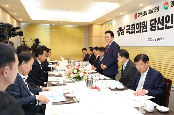 박완수 경남도지사가 9일 서울 여의도 한 식당에서 열린 경남도-국민의힘 22대 국회의원 당선자 정책간담회에서 인사말을 하고 있다. /경남도