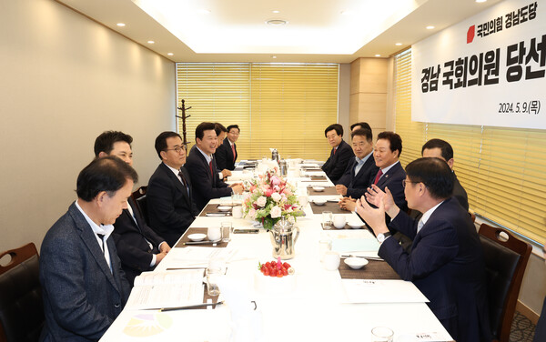 경남도와 국민의힘 22대 국회의원 당선자 정책간담회가 9일 오후 서울 여의도 한 식당에서 열렸다. 정점식(맨 앞줄 오른쪽) 통영·고성 국회의원 당선자가 발언을 하고 있다. /경남도