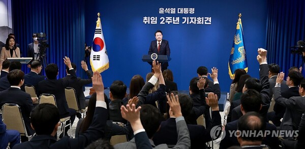 윤석열 대통령이 9일 오전 서울 용산 대통령실 청사 브리핑실에서 열린 '윤석열정부 2년 국민보고 및 기자회견'에서 질문을 위해 손을 든 기자들의 모습을 바라보고 있다. /연합뉴스