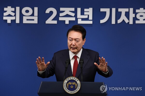 윤석열 대통령이 9일 오전 서울 용산 대통령실 청사 브리핑실에서 열린 '윤석열정부 2년 국민보고 및 기자회견'에서 취재진의 질문에 답변하고 있다. /연합뉴스